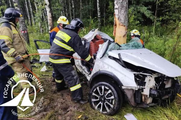 В Челябинской области машину намотало на дерево после ДТП, водитель не выжил