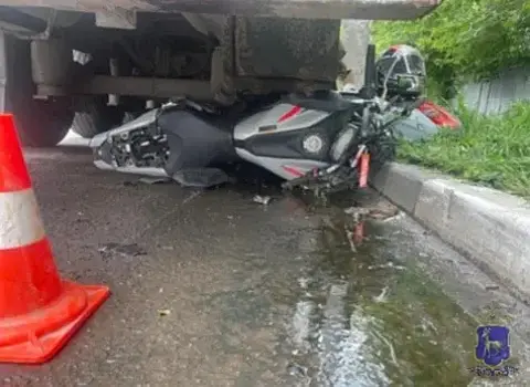 В Самаре мотоциклист после ДТП с внедорожником улетел под фуру