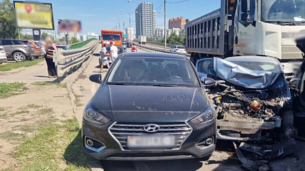 В Люберцах грузовик протаранил восемь легковушек