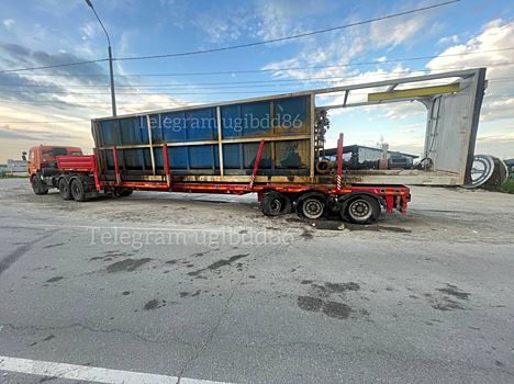 Два грузовика столкнулись на трассе в ХМАО