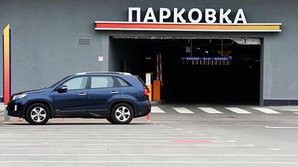 Водитель каршеринга насмерть сбил охранника на парковке в Москве