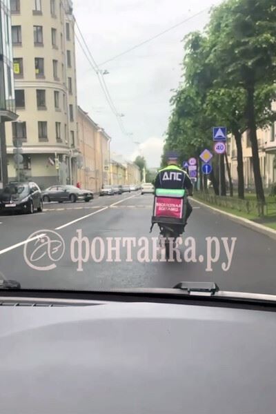«Бесплатная доставка»: гаишника на скутере курьера сняли на видео в Петербурге