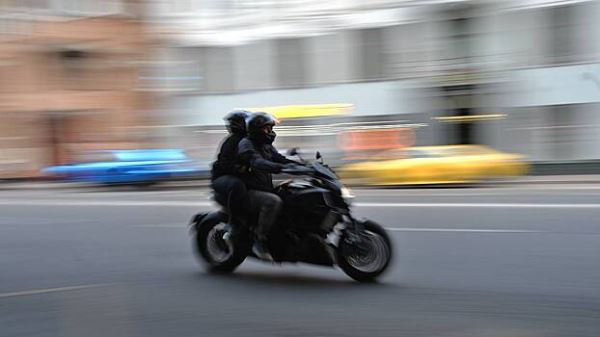 Мотоциклист насмерть сбил девушку на юге Москвы