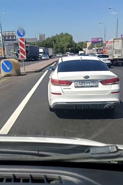 Гаишники нашли по видео водителя, который не пропустил скорую с ребенком в Москве
