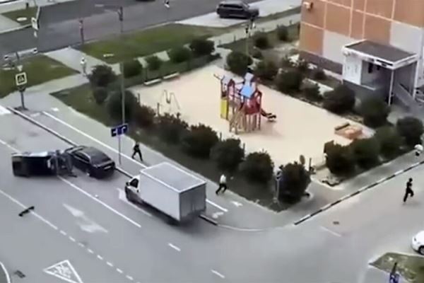 На видео попало, как «Жигули» без крыши протаранили Lexus в Тюмени