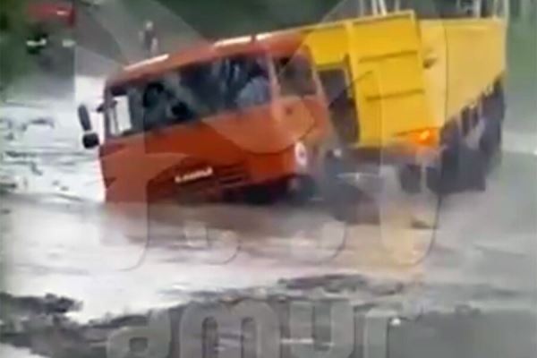 В Хабаровском крае многотонник ушел под воду вместе с кабиной